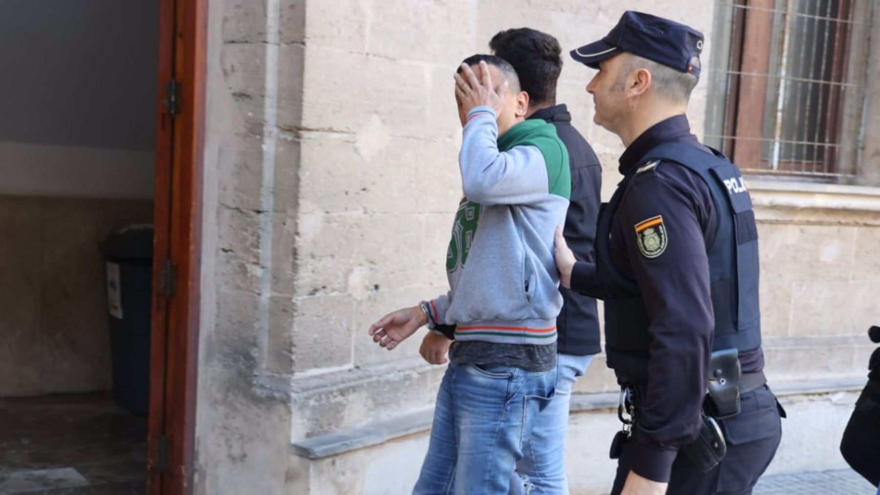 El detenido, a su llegada a los juzgados. (Europa Press)