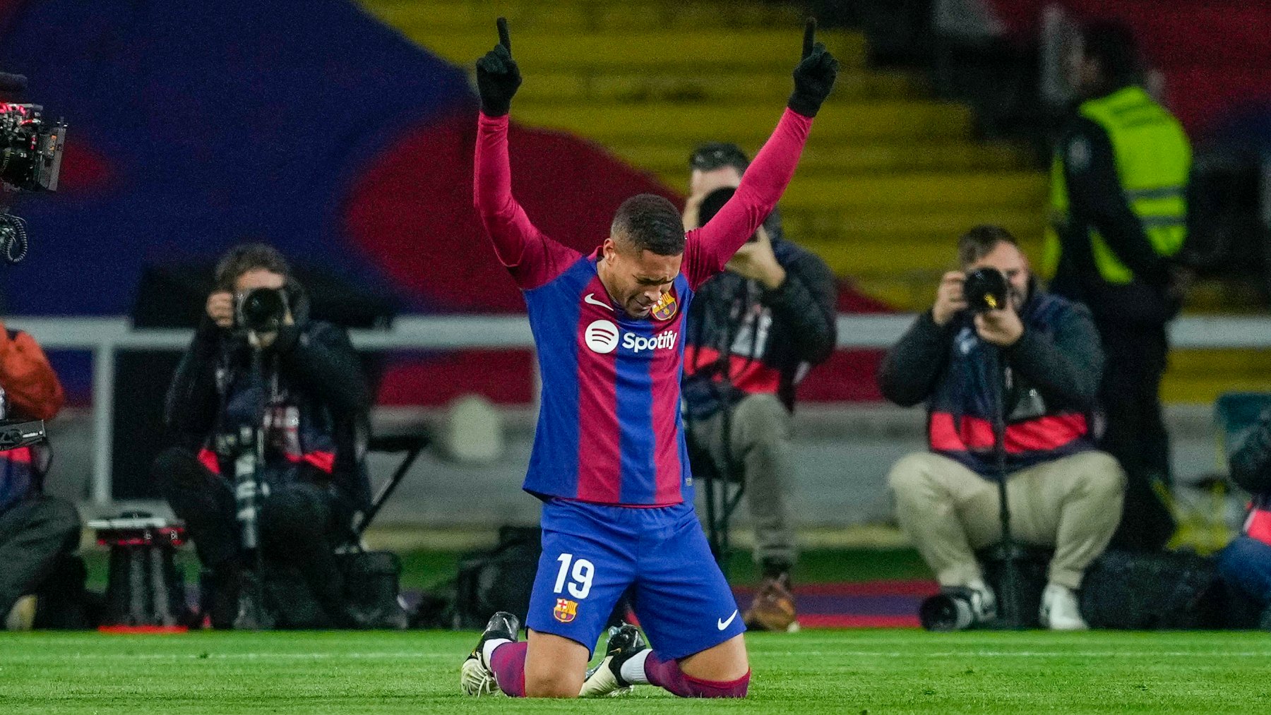 Vitor Roque celebra su gol contra Osasuna. (EFE)