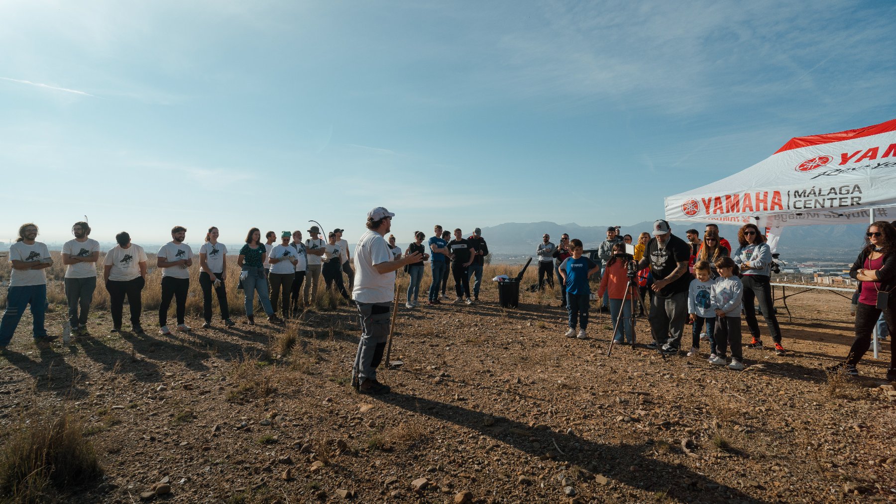 Imagen de los clientes y amigos del Yamaha Málaga Center en el Parque de los Asperones. (Yamaha Málaga Center)