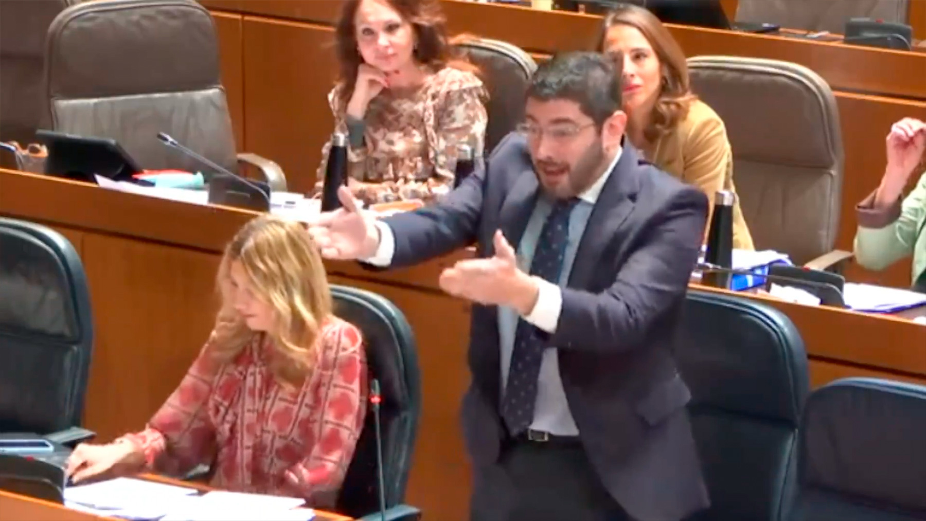 Alejandro Nolasco contestando al diputado del PSOE por el vídeo del mundo rural.