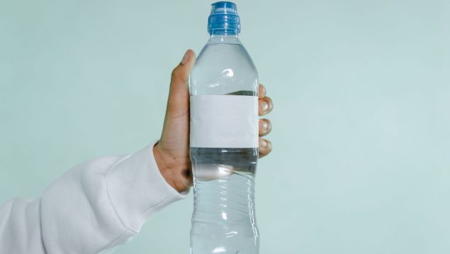 Adiós para siempre a las botellas de agua que conocíamos: el cambio que llega