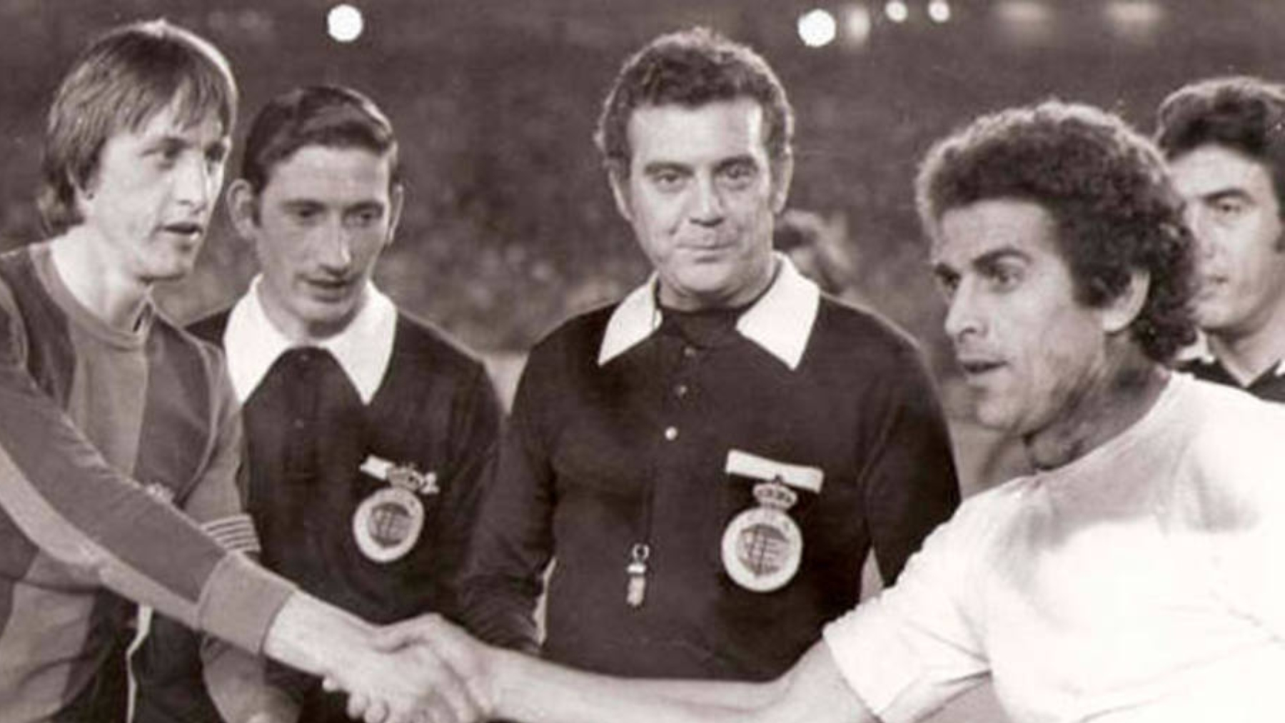 Ángel Franco Martínez, junto a Cruyff antes de un partido. (EFE)