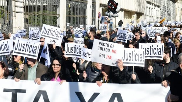 Miles de abogados y procuradores se manifiestan en Madrid para reclamar mejoras en sus pensiones