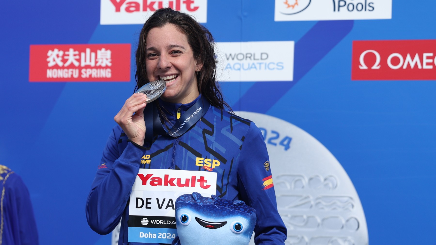 María de Valdés, en el podio del Mundial con su medalla de plata. (EFE)