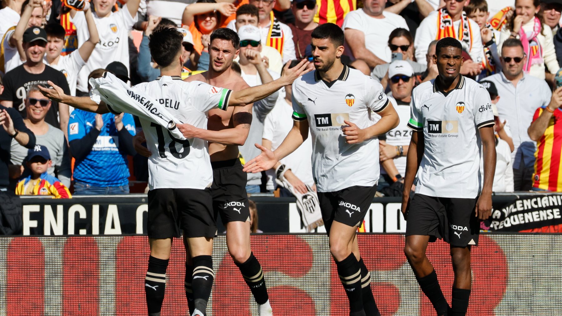 Los jugadores del Valencia celebran el gol de Yaremchuk contra el Almería. (EFE)