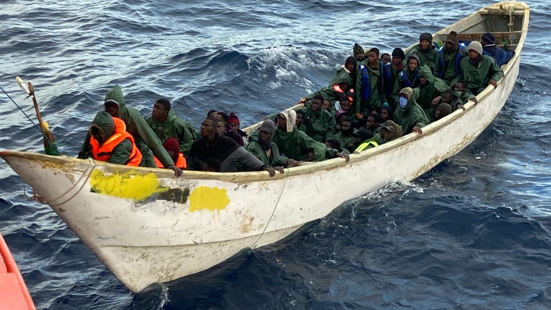 Cayuco interceptado por Salvamento Marítimo cuando navegaba hacia Canarias (Foto: Europa Press).