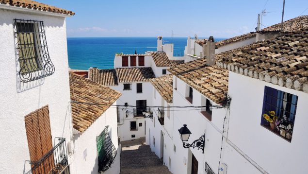 Es el Santorini español: casas blancas, terrazas de lujo y los turistas lo adoran