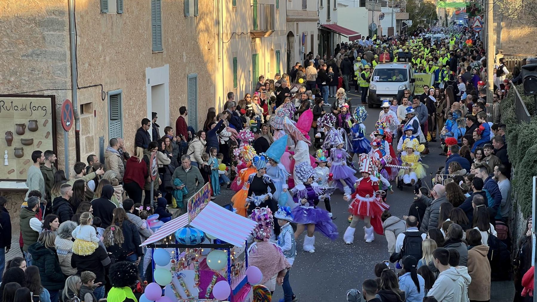 Sa Rua de Marratxí inicia el Carnaval en Mallorca con más de 500 participantes.