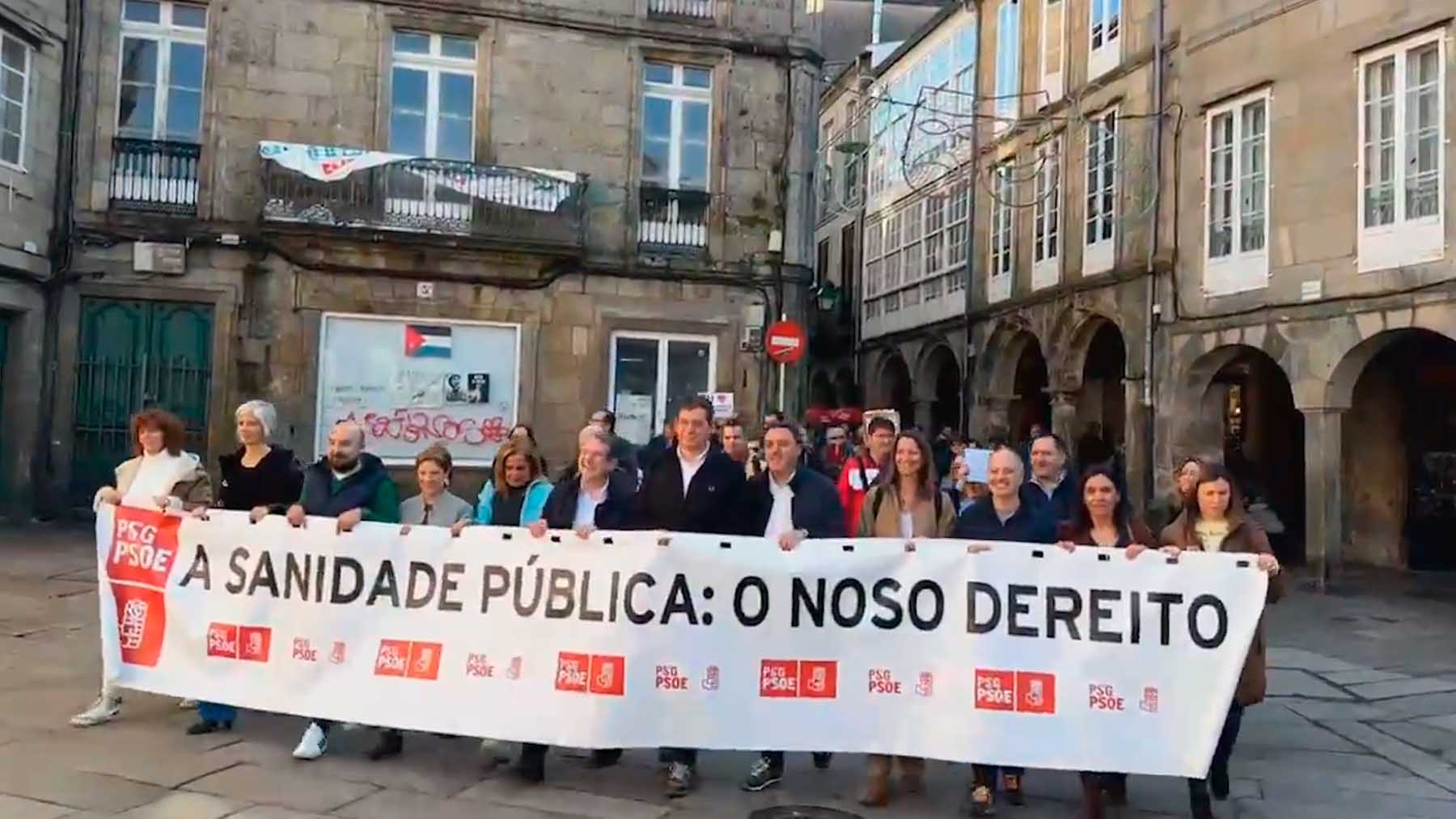 El candidato del PSOE con una pancarta contra la Xunta de Rueda.