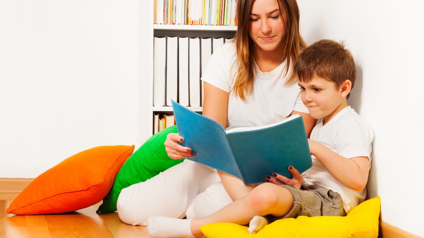 Мама читает книжку сыну. Мама с сыном за чтением книги. Мать и сын читают книгу. Мама читает книгу.