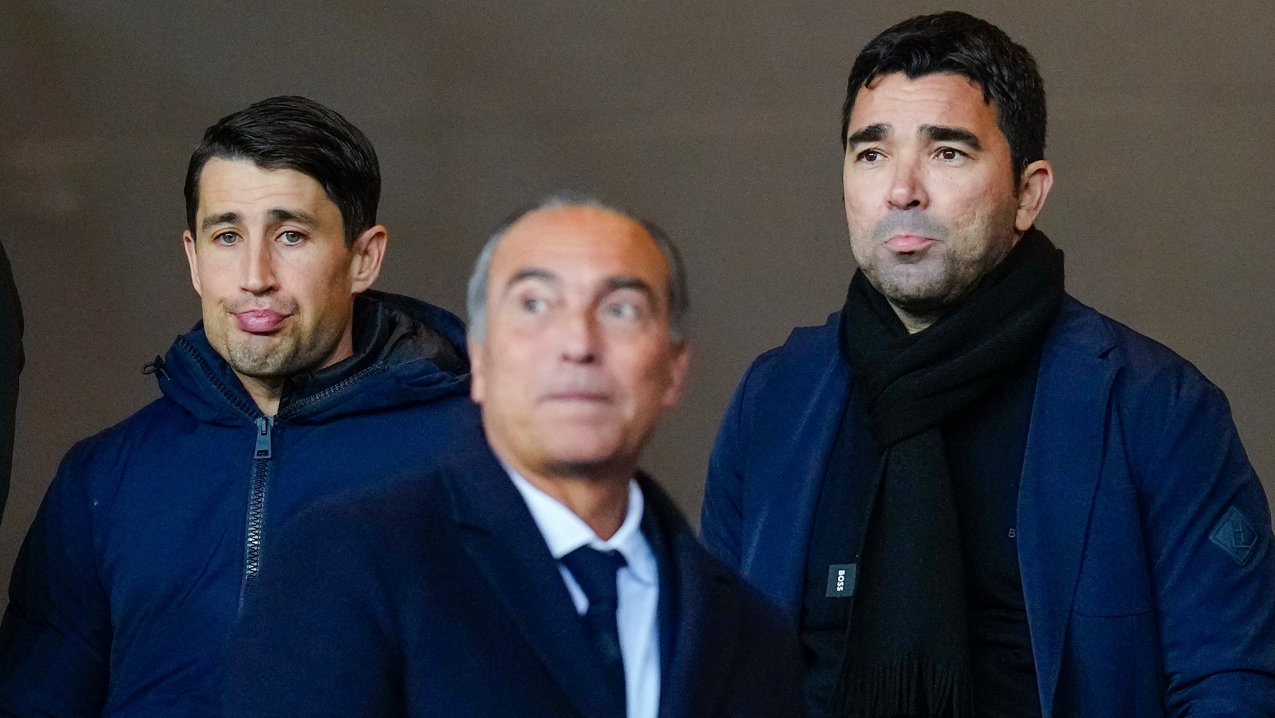 Deco, con Bojan y Yuste. (EFE)