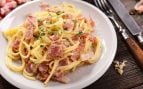 Qué significa que tu pareja te cocine pasta carbonara: el secreto que muy pocas mujeres conocen