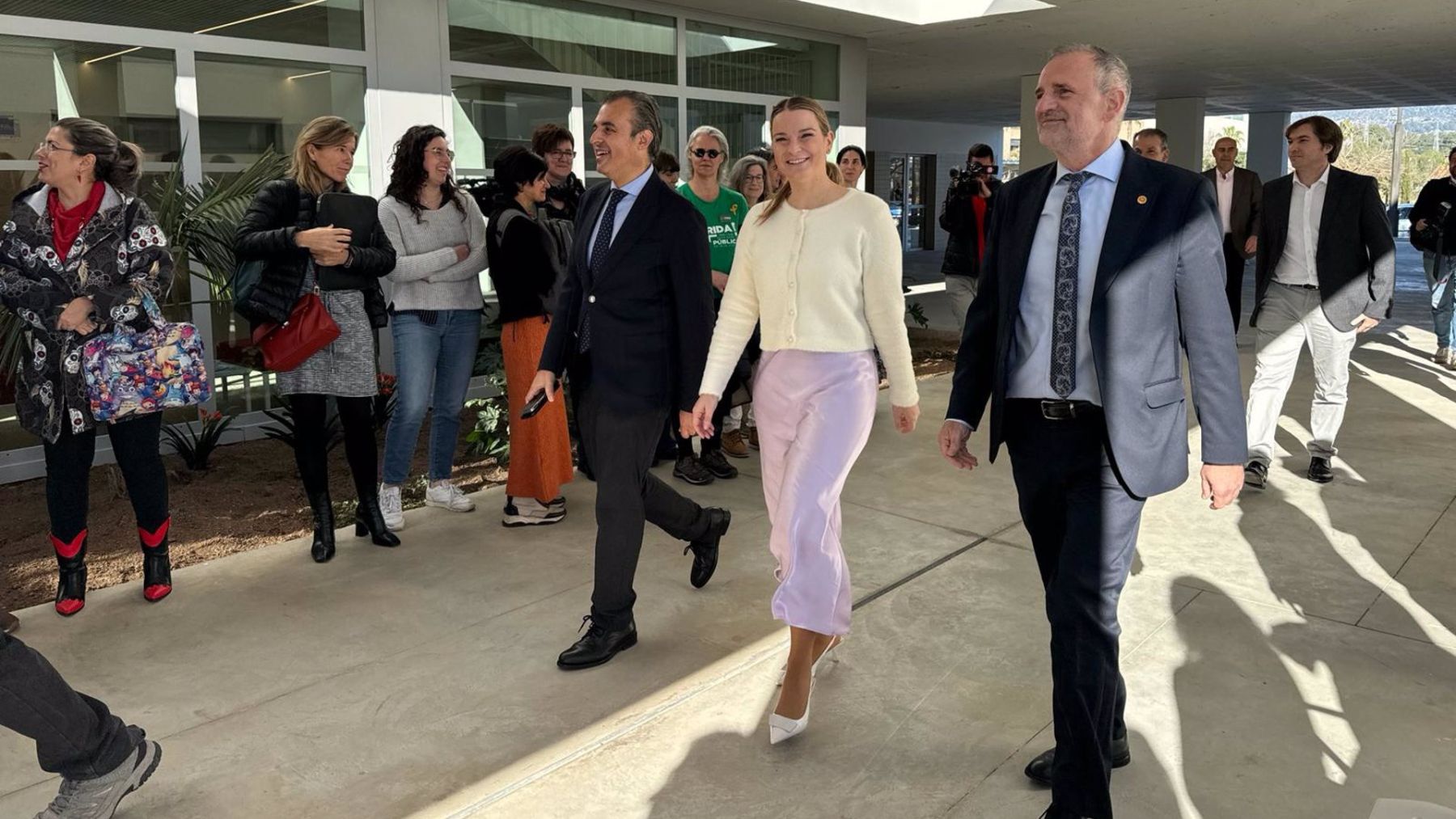 El conseller de Educación, Antoni Vera; la presidenta del Govern, Marga Prohens, y el rector de la UIB, Jaume Carot, en el nuevo edificio. (EP)