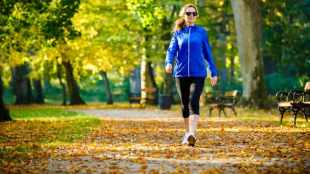 Haz caso a los expertos: si sales a caminar a esta hora tu salud va a mejorar