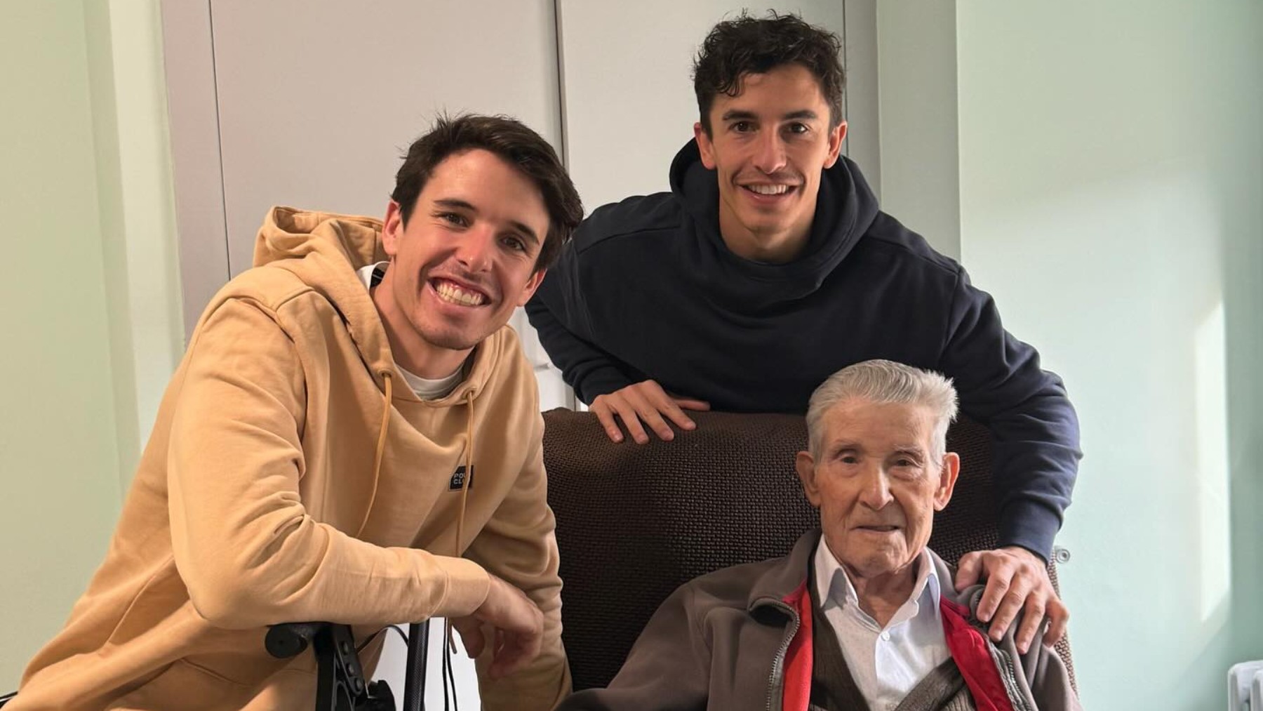 Marc y Álex Márquez junto a su abuelo Ramón Márquez. (Marc Márquez)