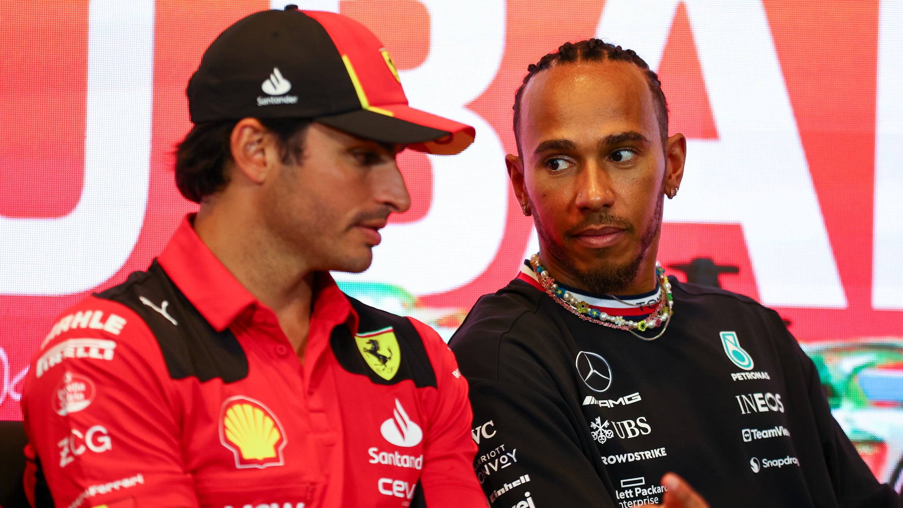 Carlos Sainz y Lewis Hamilton durante el último Mundial de F1. (Getty)