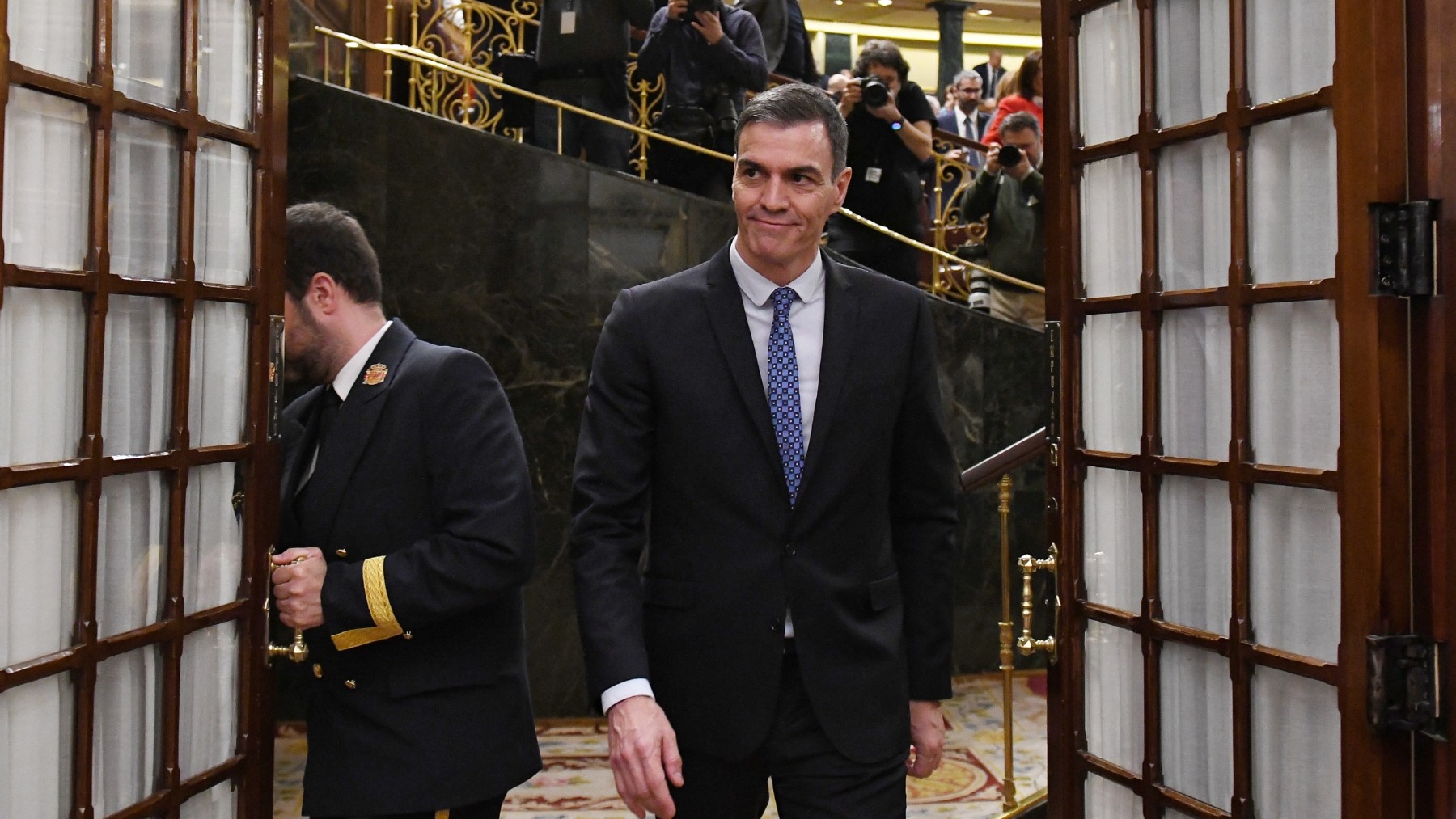 Pedro Sánchez saliendo del hemiciclo. (Foto: EP)