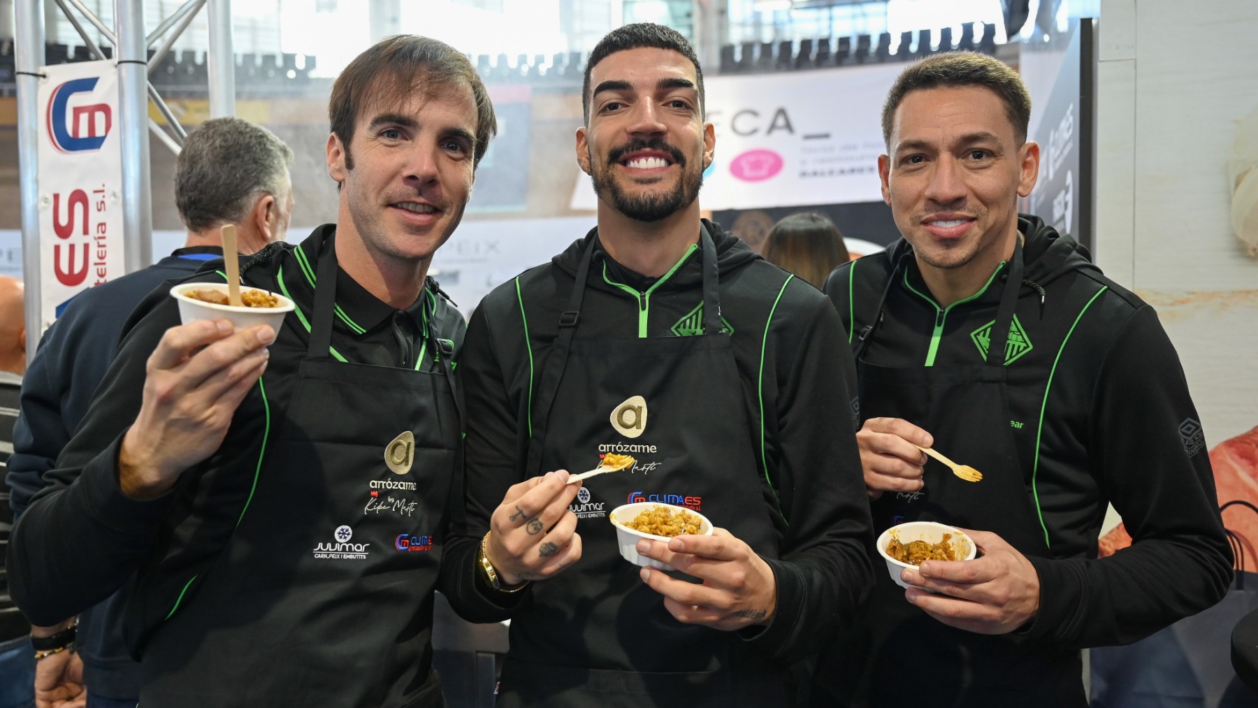 Barrón, Bruno Gomes y Rómulo, probando la tapa