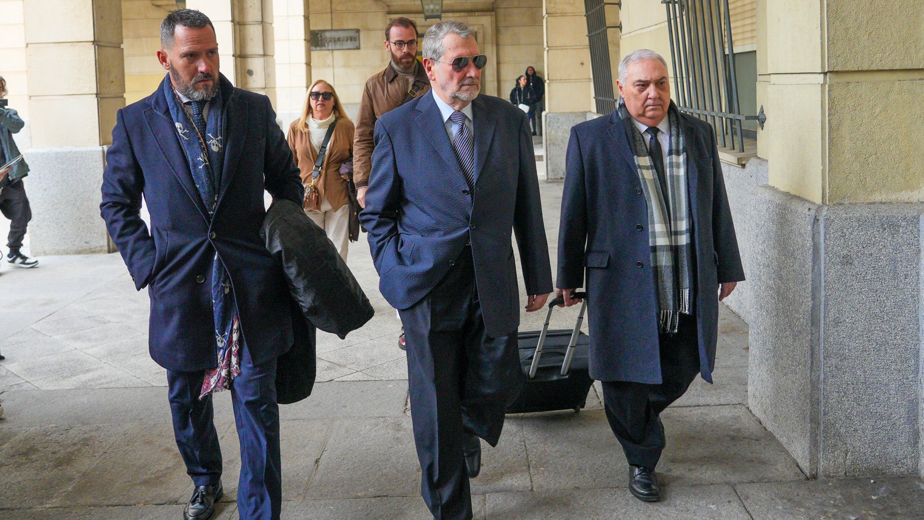 El ex tesorero de UGT-A, Federico Fresneda (c), a su llegada al juicio en la Audiencia de Sevilla (EUROPA PRESS).