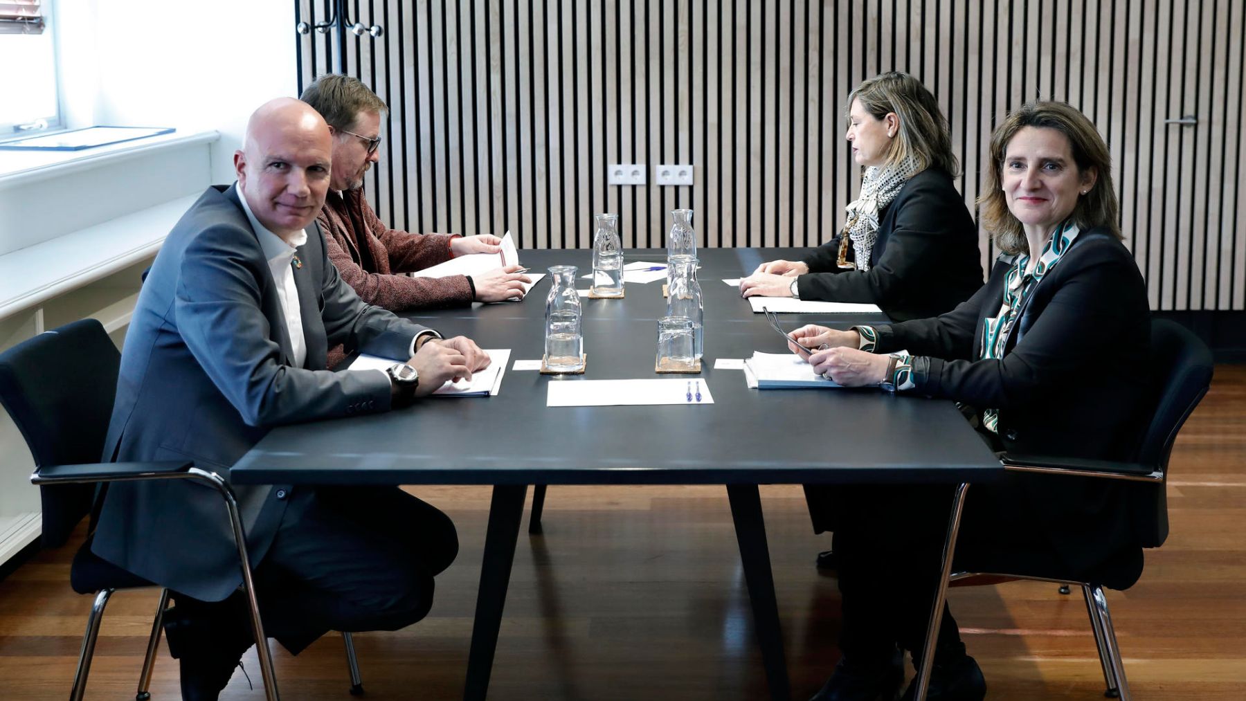 La ministra Teresa Ribera, y el conseller catalán, David Mascort, durante una reunión en Barcelona.