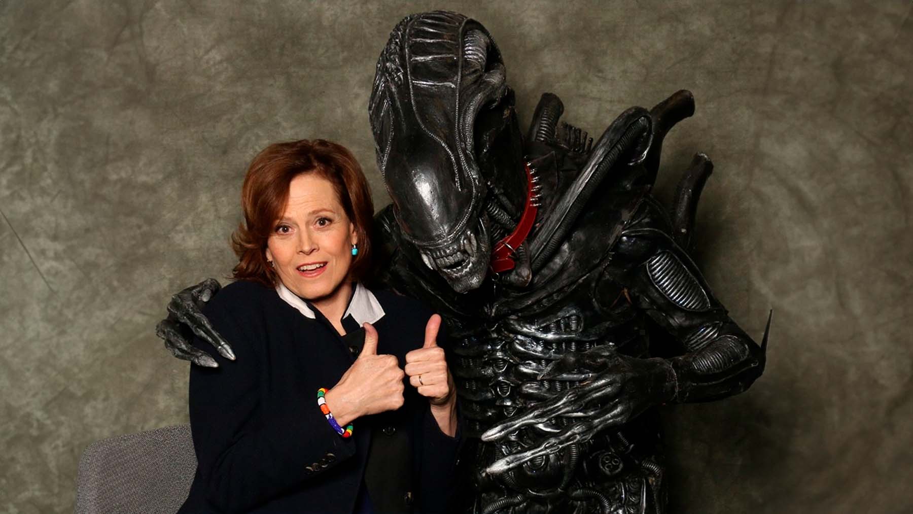 Sigourney Weaver con su enemigo en la ficción, el xenomorfo de ‘Alien’