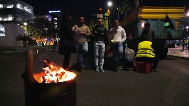 Agricultores bloquean los accesos al puerto de Málaga.