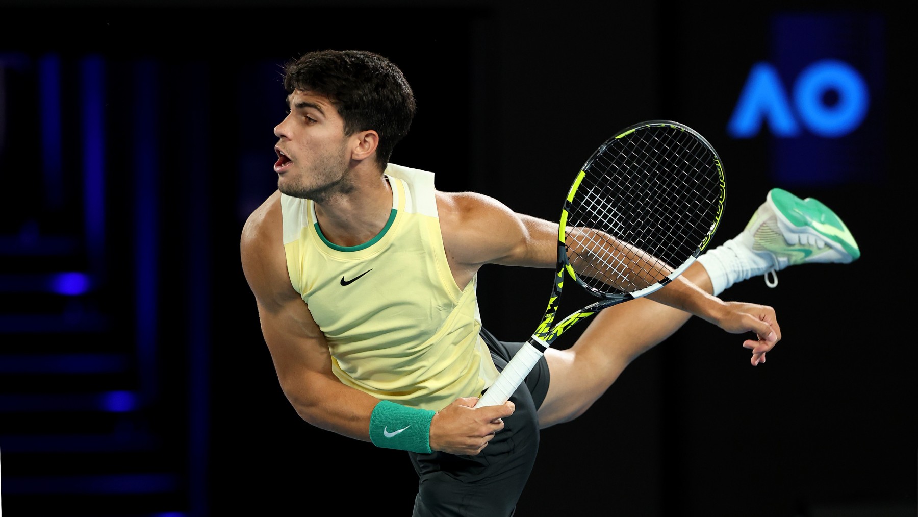 Carlos Alcaraz ejecuta un saque en el Open de Australia. (Getty)