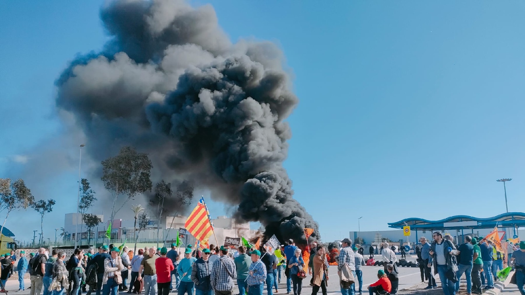 Protestas de los agricultores, este miércoles, en el puerto de Castellón.