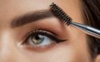 Cómo oscurecer las cejas de forma natural y sin henna: sólo tienes que humedecerlas con agua y aplicar el producto con un disco de algodón
