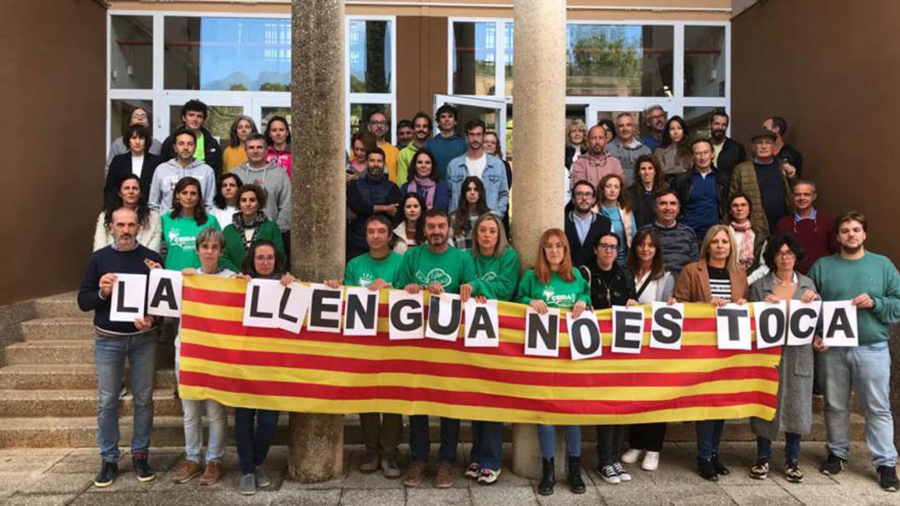Concentración de docentes en un instituto de Mallorca contra la libre elección de lengua.