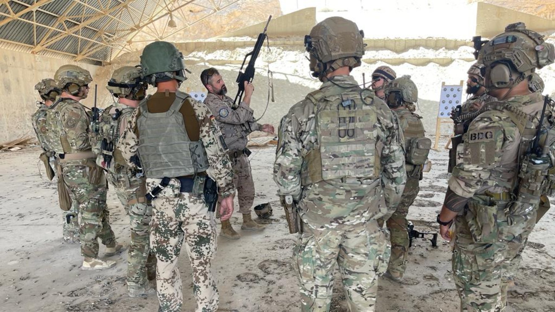 Militares de España y EEUU trabajando juntos en Irak.