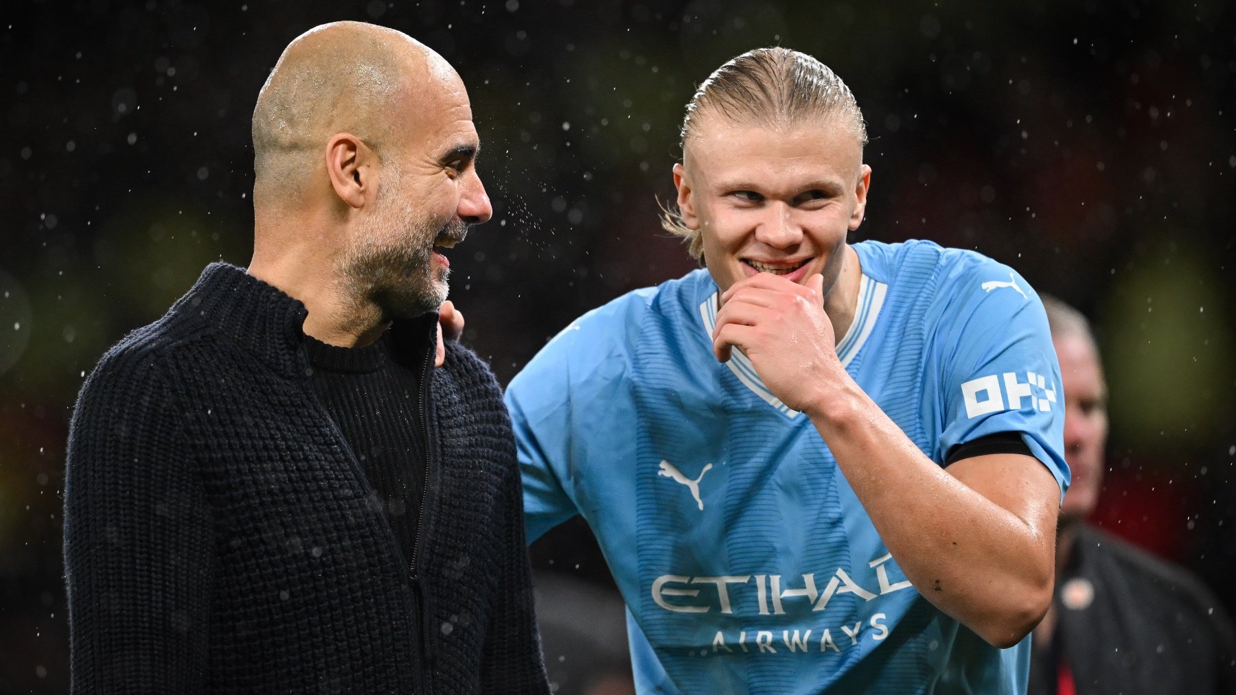 Pep Guardiola y Erling Haaland bromean. (Getty)