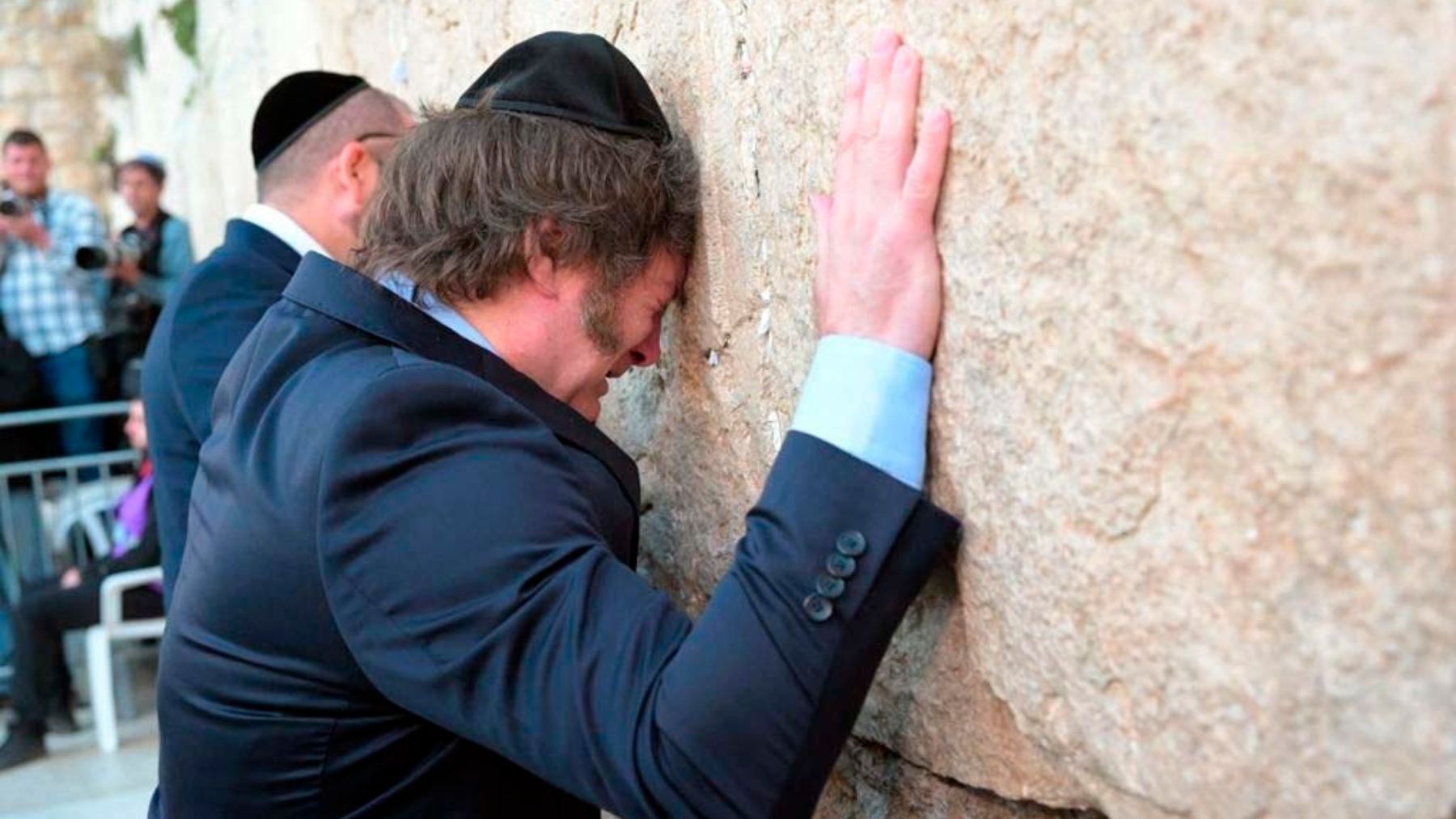 Milei llora en el Muro de las Lamentaciones de Jerusalén. (Ep)