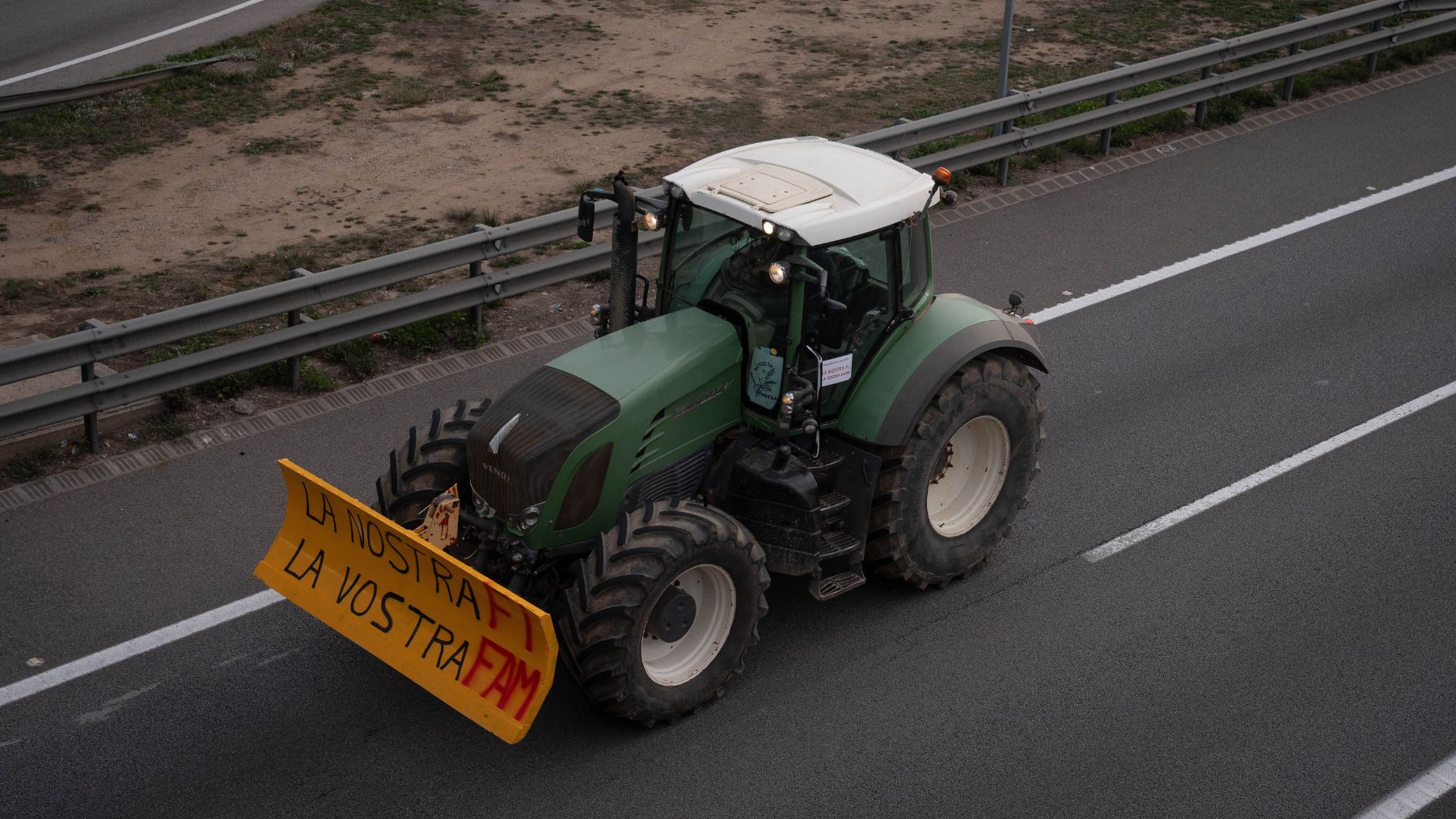 Un agricultor protesta con su tractor en Cataluña.