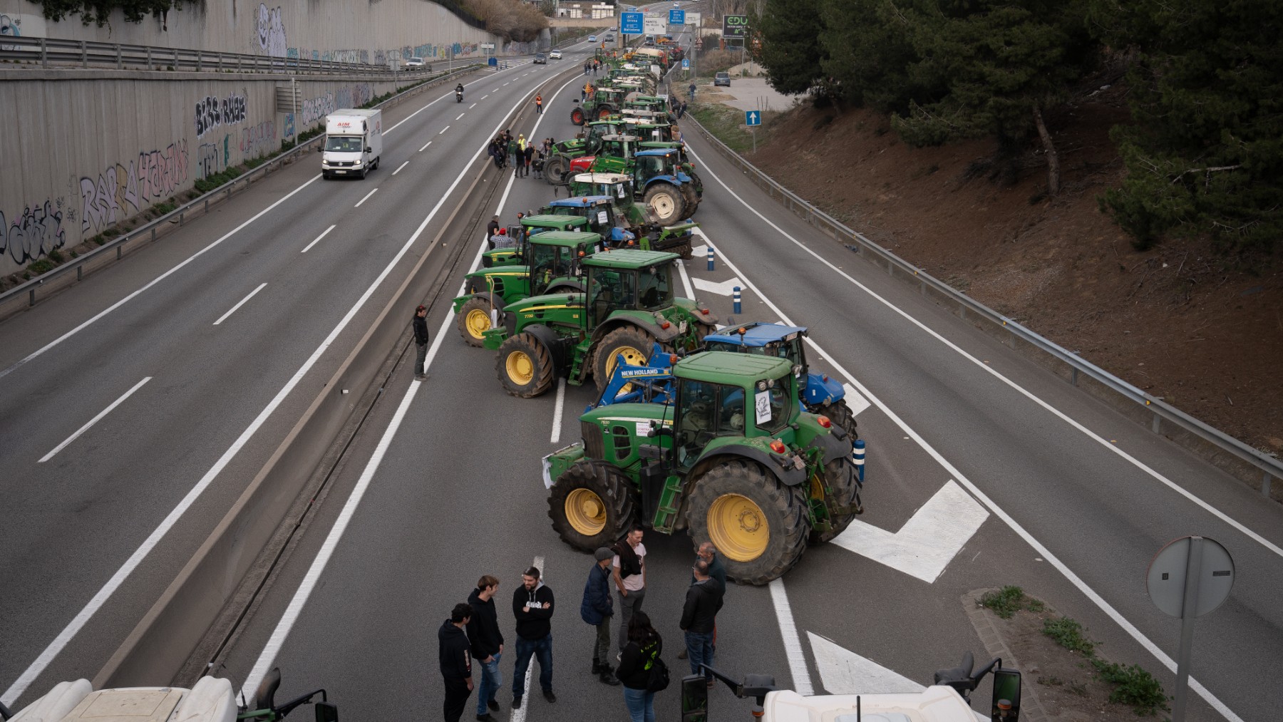 Varios tractores cortan la carretera C-17 a la altura de Parets, en Barcelona.
