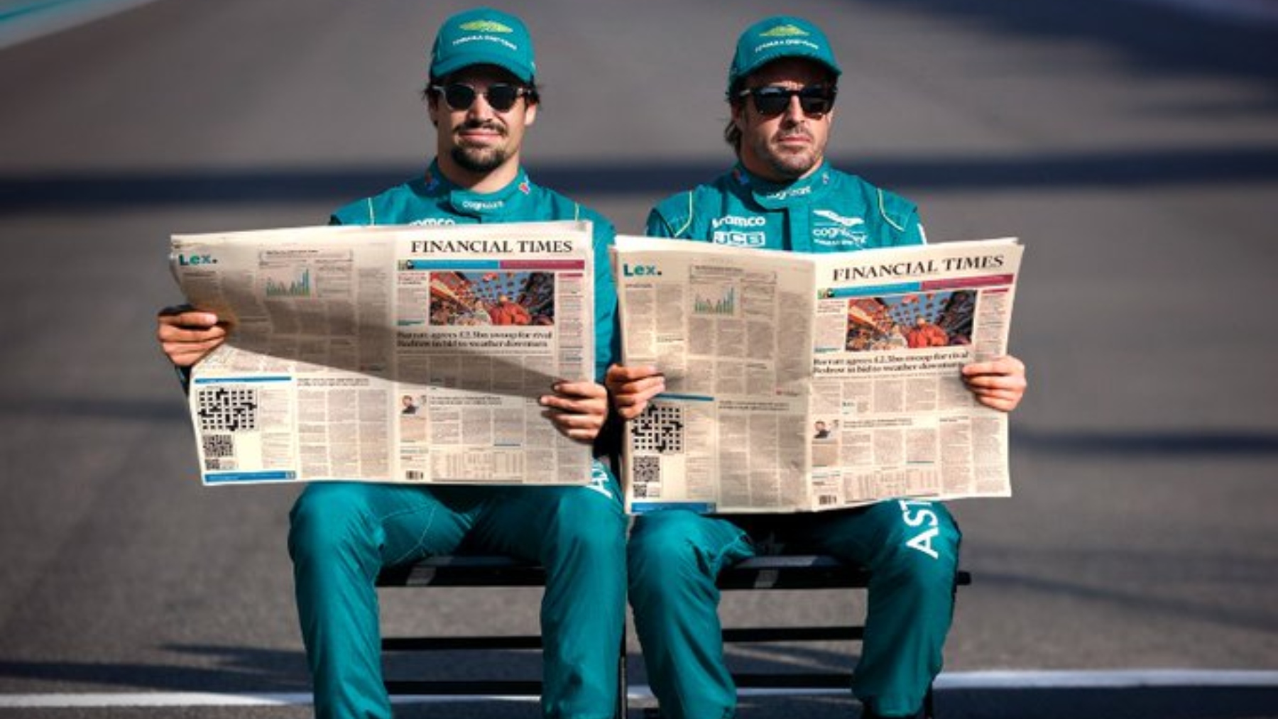 Fernando Alonso y Lance Stroll sujetan un ejemplar del Financial Times.