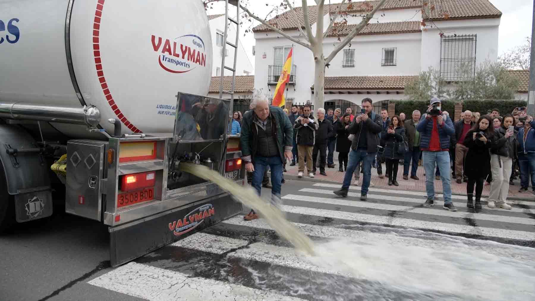 Agricultores derramando vino durante sus protestas en Ciudad Real. (Foto: Ep)