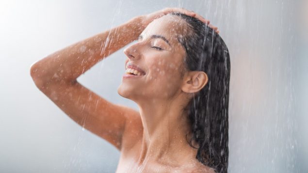 Esto es lo que dicen los expertos sobre lo que hacen los españoles cuando se duchan