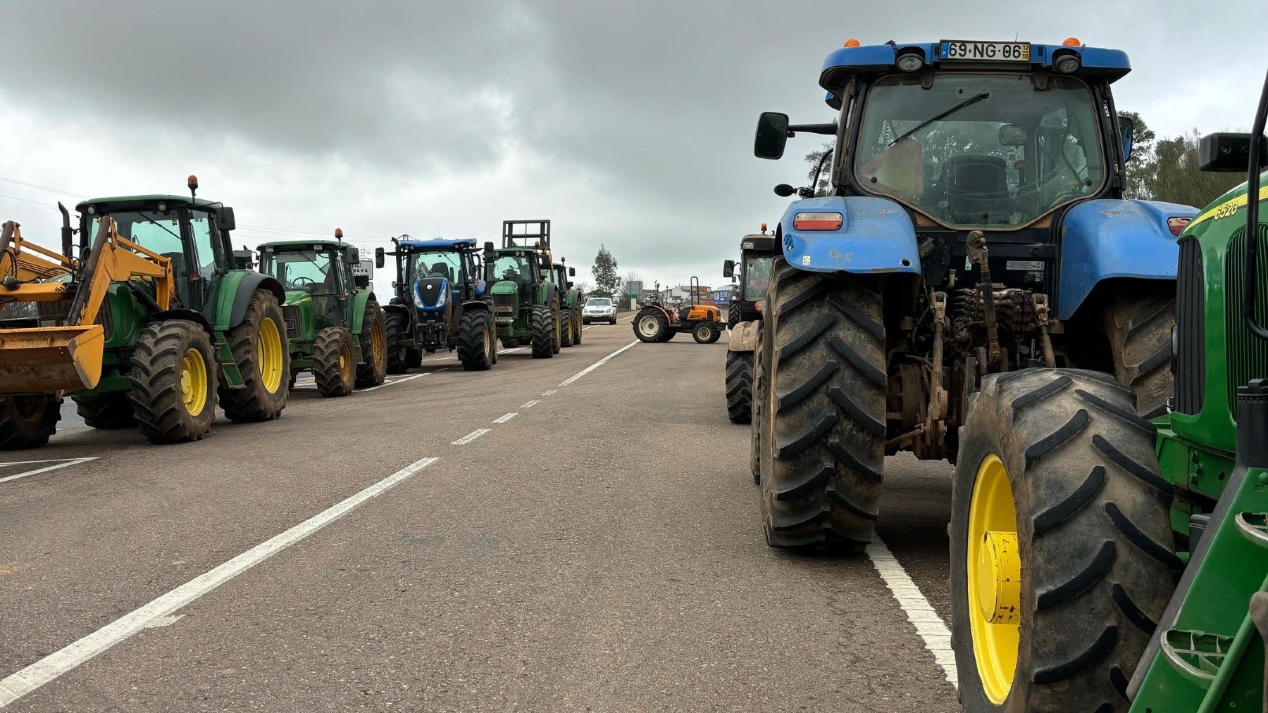 Tractores cortan una carretera durante las protestas convocadas por los agricultores (EUROPA PRESS).