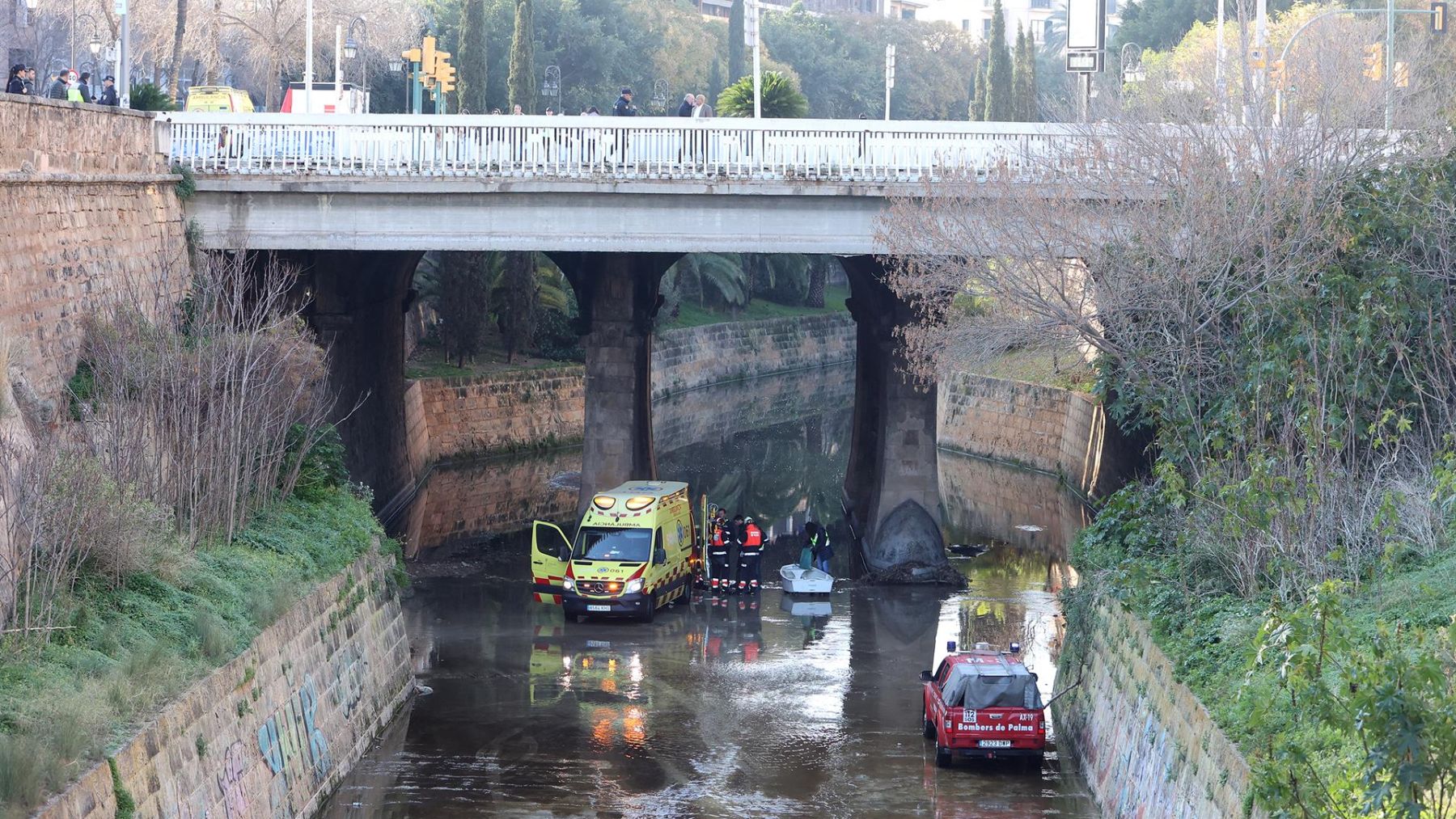 Una ambulancia bajo el puente del torrente de Sa Riera donde fue hallado el hombre. EUROPA PRESS