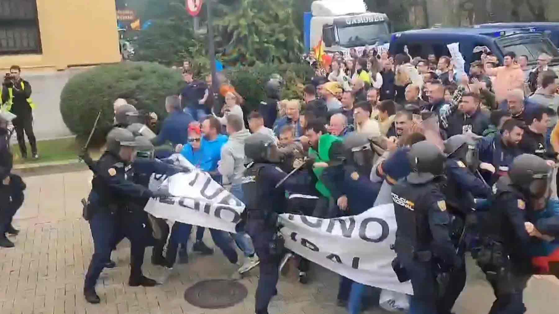 Policías y agricultores enfrentándose en Oviedo.