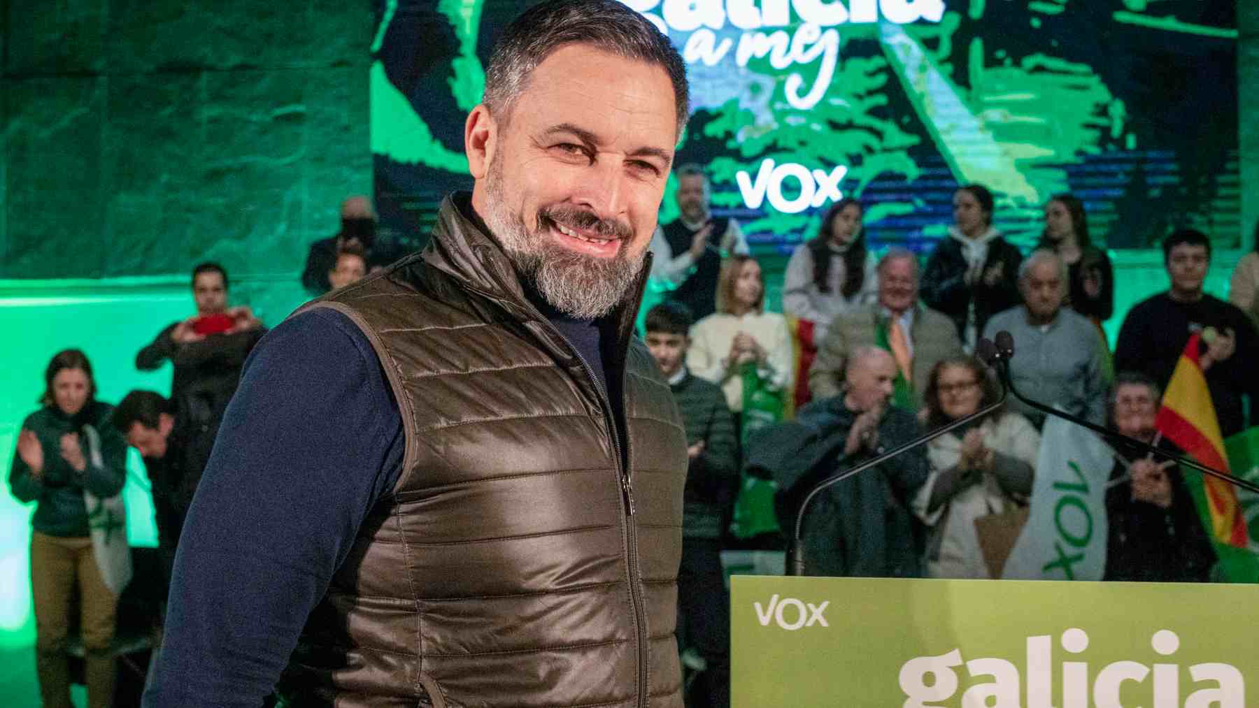 Santiago Abascal apoya en un mitin en Galicia al candidato Álvaro Díaz-Mella. EFE / Brais Lorenzo