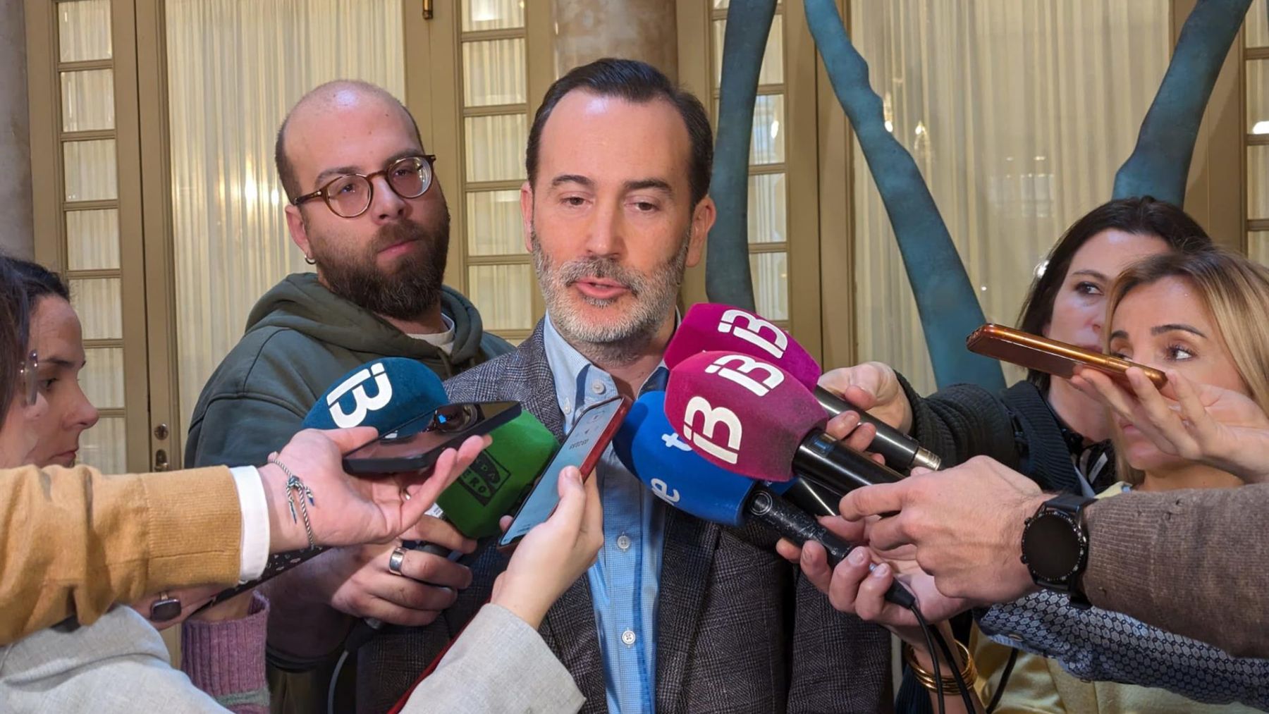 El presidente del Parlament, Gabriel Le Senne, atiende a los medios tras el cierre de la crisis de Vox en Baleares.