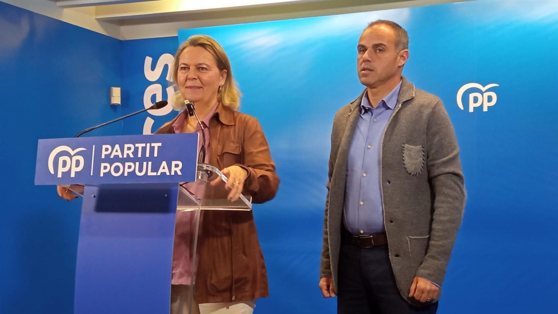 Los senadores del PP Maria Salom y Martí Torres.