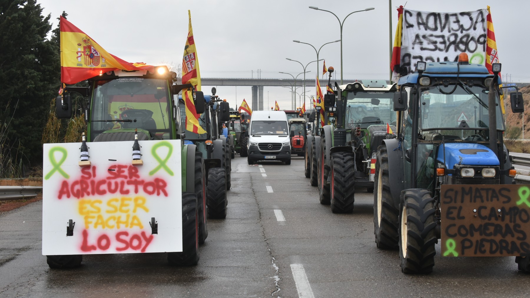 Tractores se dirigen a Zaragoza por la carretera N-330 (Foto: Europa Press).