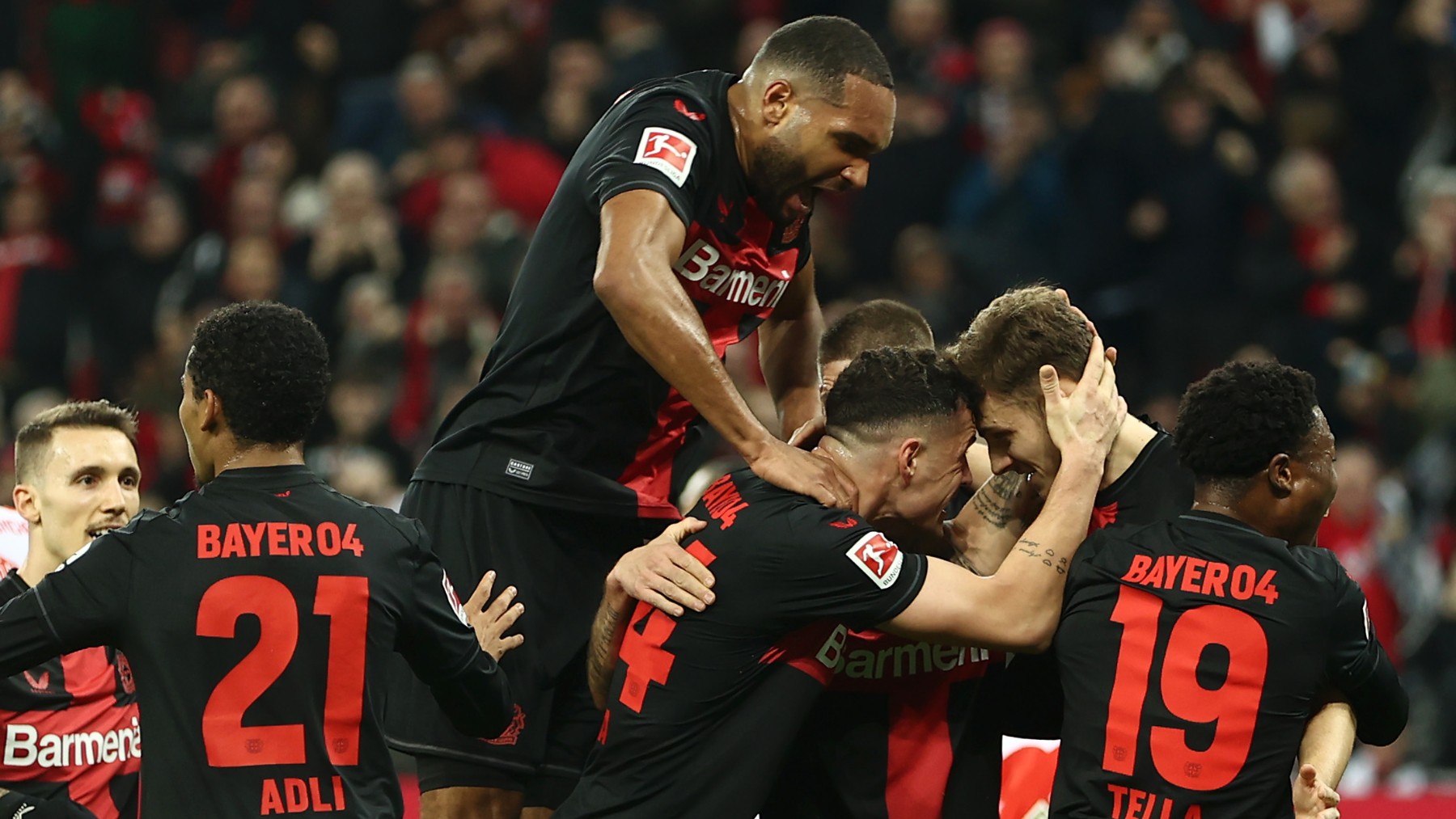 Los jugadores del Bayer Leverkusen celebran un gol al Bayern. (Getty)