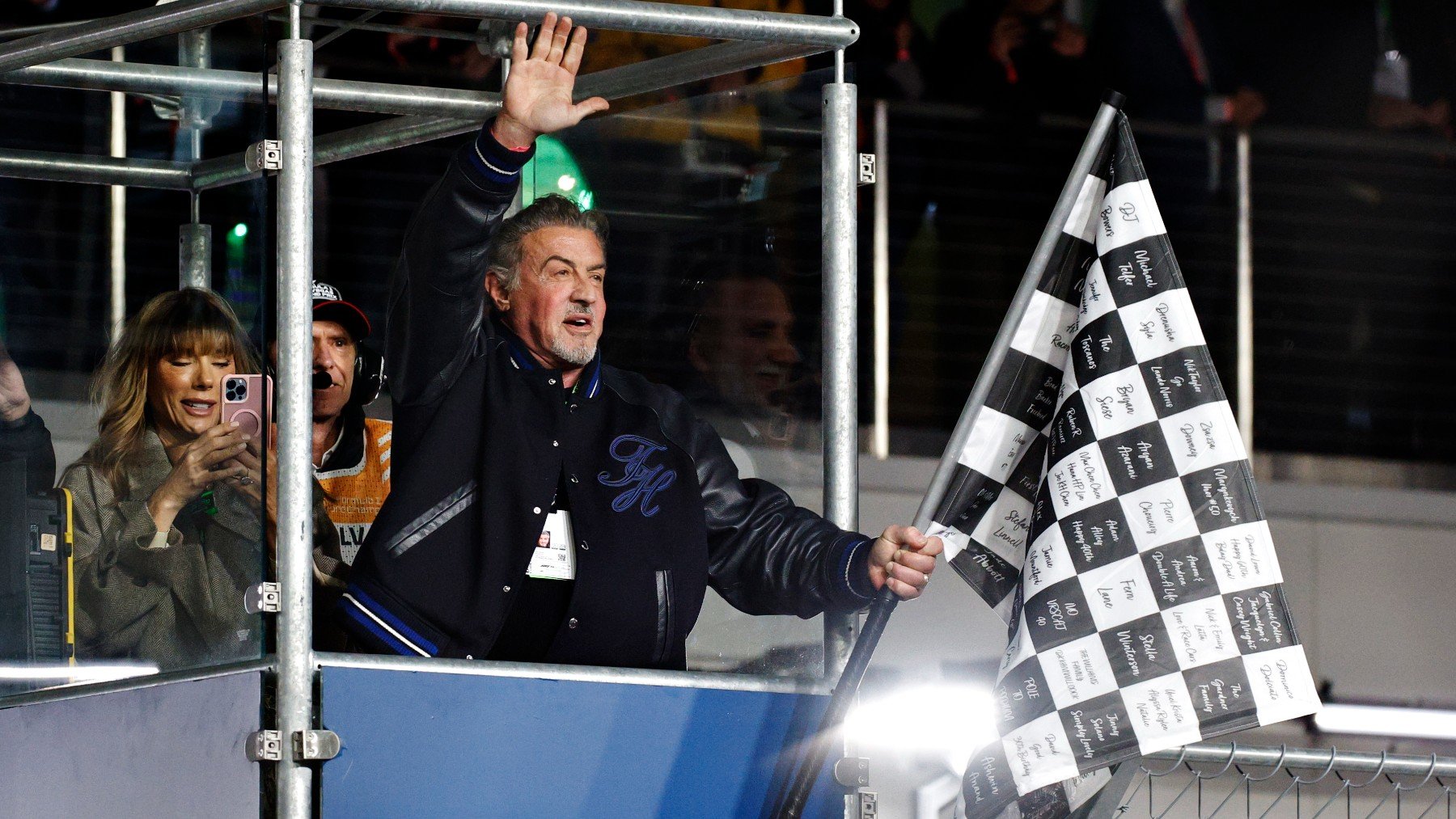 Sylvester Stallone, con la bandera de cuadros en un GP de F1. (Getty)