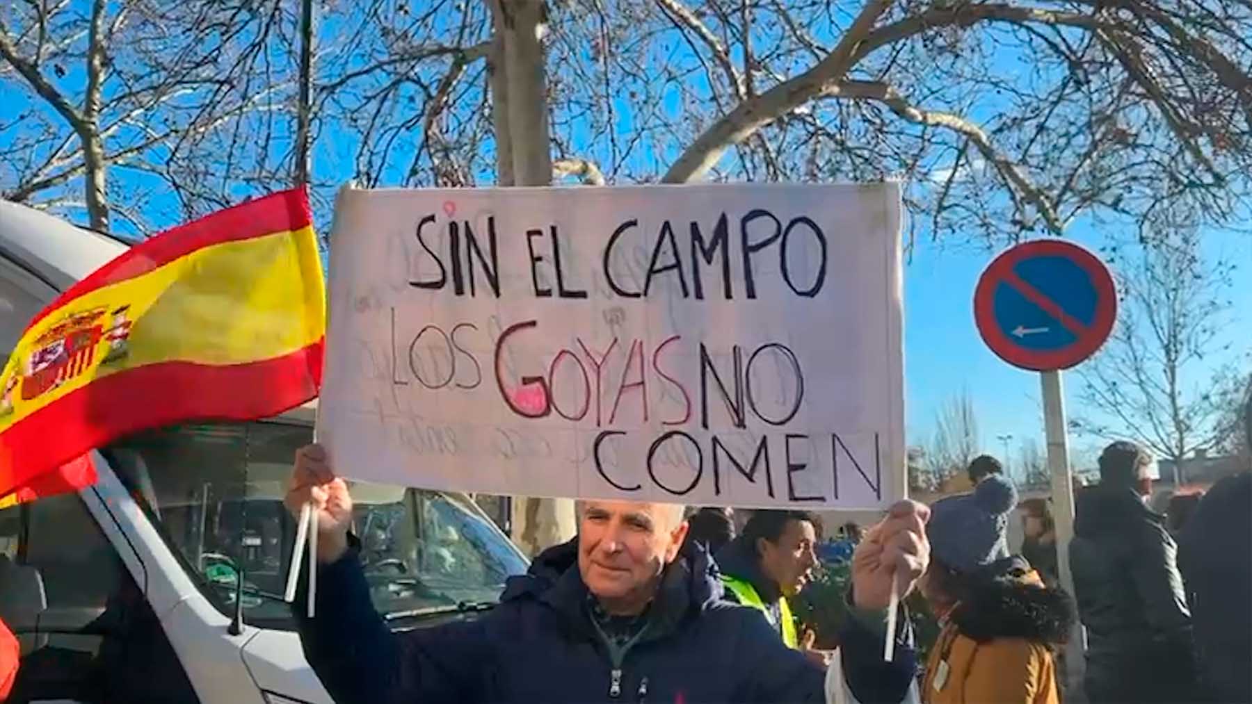 Un agricultor exhibe un cartel durante la protesta a las puertas de la gala de los Goya, este sábado en Valladolid.