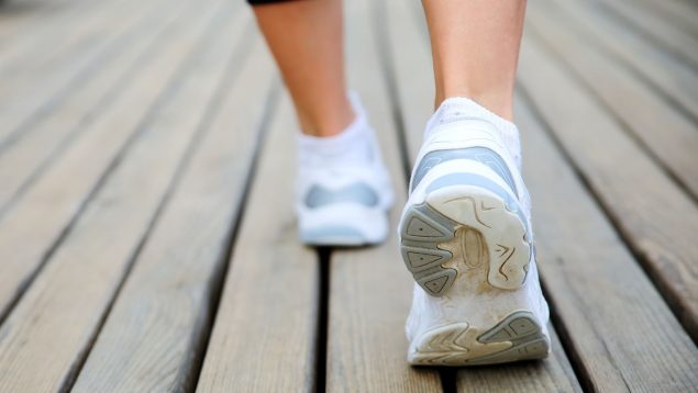 Caminar después de comer unos minutos reduce la hinchazón de estómago y los niveles de azúcar en sangre