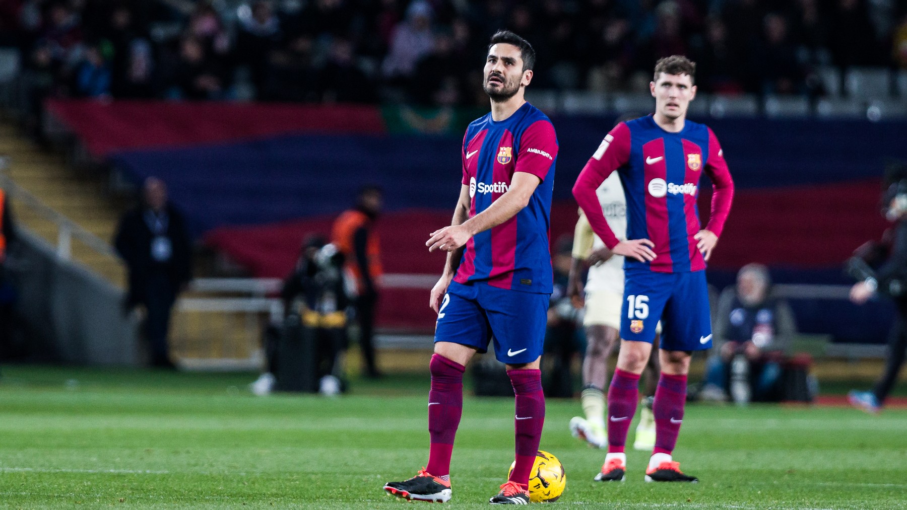 Gündogan y Christensen durante el partido ante el Granada. (Europa Press)